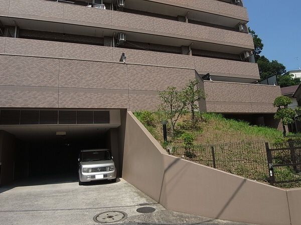 【ライオンズマンション東寺尾ヒルズ】敷地内駐車場入口