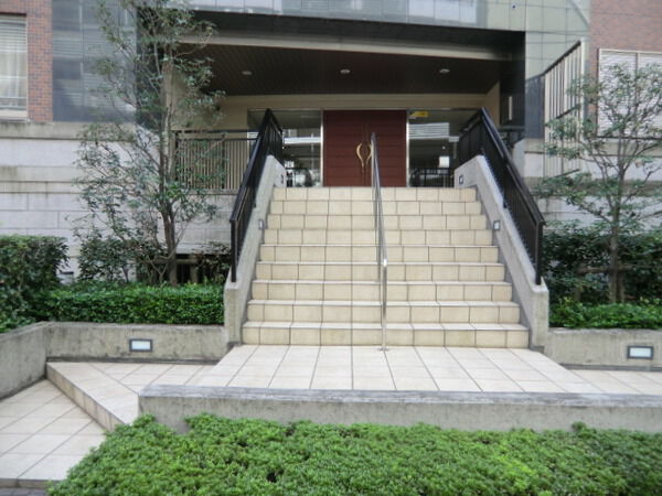 【リシェ横浜山下公園】エントランス