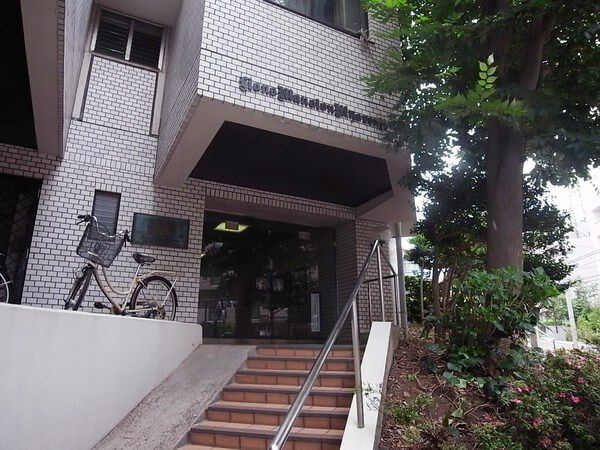 【ライオンズマンション妙蓮寺】エントランスへのアプローチ