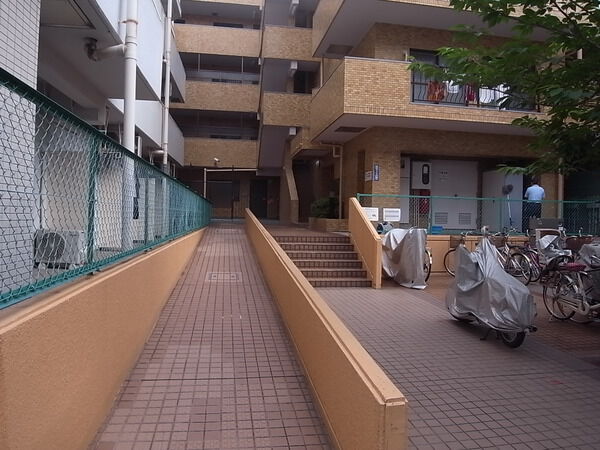 【ライオンズマンション大倉山第6】エントランスへのアプローチ 【ライオンズマンション大倉山第6】エントランスへのアプローチ