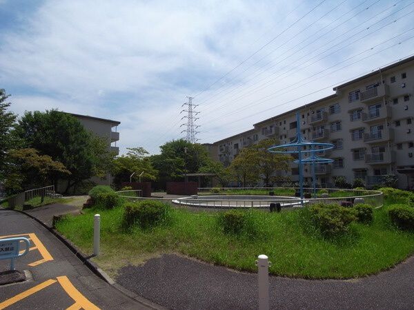 【港南台つぐみ】敷地内に広場がたくさんあります