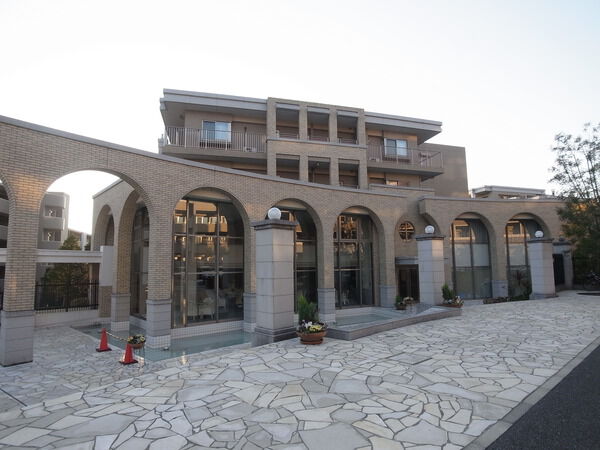 【ドレッセ美しの森フロラージュ】外観