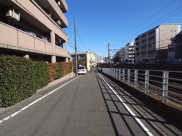 【ナイスステージ青葉台ブライティア】前面道路