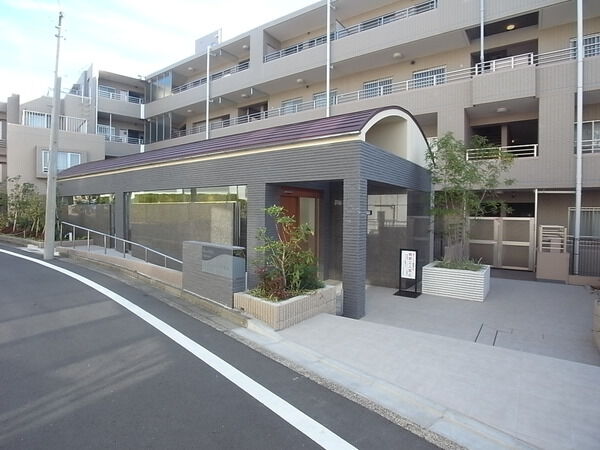 【グランヒルズ青葉台】エントランス