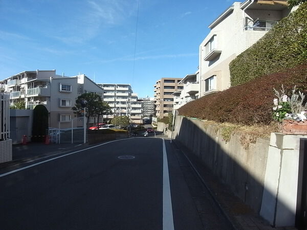 【コートヒルズ青葉台】前面道路の環境