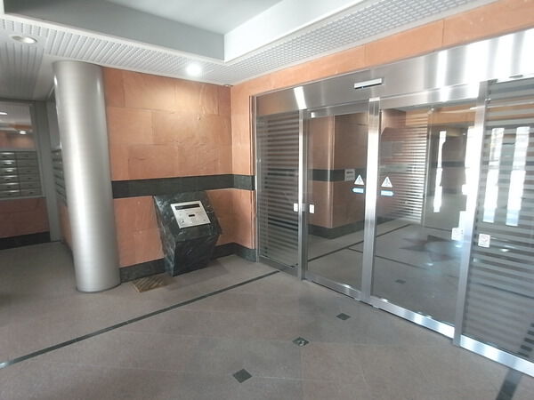 【グレイスガーデン多摩川】エントランス内