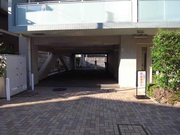【クレストフォルム新川崎ブライトコート】エントランス前