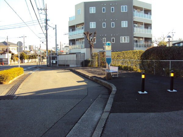 【日商岩井鷺沼マンション】マンションの前がバス停