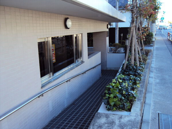 【藤和シティコープ宮前平Ⅱ】入口へのスローブ 【藤和シティコープ宮前平Ⅱ】入口へのスローブ