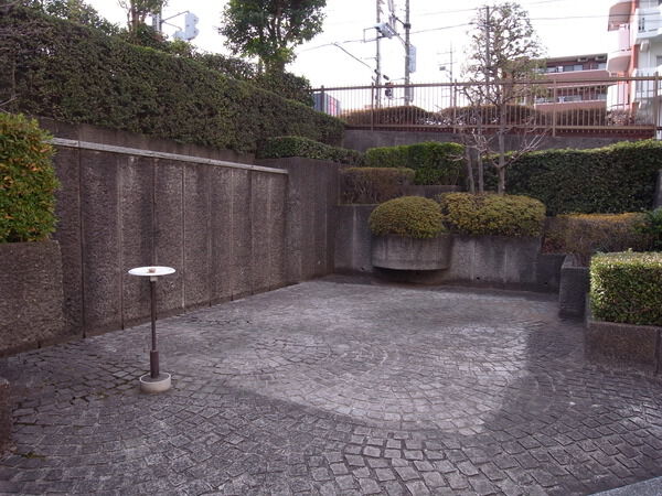 【宮前平マンション】エントランス前