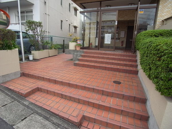 【ニューウェルテラス宮前平】エントランス