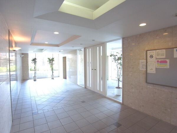 【ルイシャトレ鷺沼ヒルトップコート】エントランスホール