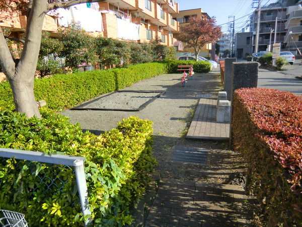 【ライオンズマンション町田第2】マンション前の公園 【ライオンズマンション町田第2】マンション前の公園