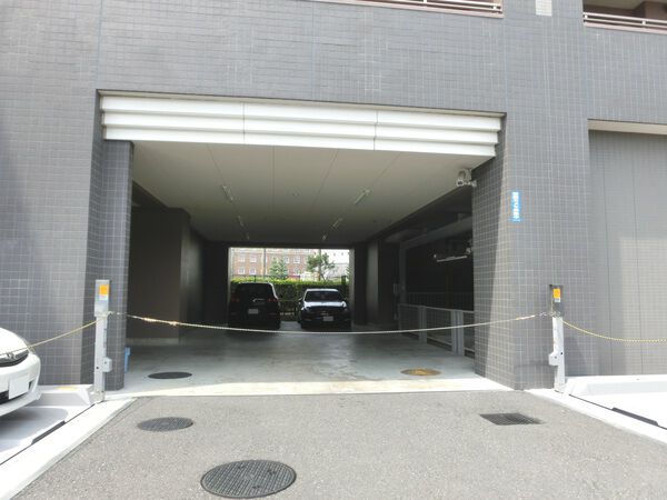 【ヒルズ藤沢鵠沼】駐車場入口