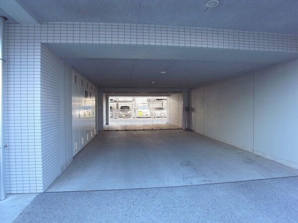 【イニシア大和南】駐車場入口
