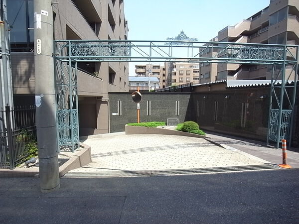 【ロイヤルアーク覚王山】エントランス
