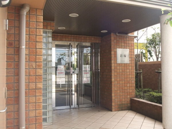 【ローレルコート岩塚】エントランス① 【ローレルコート岩塚】エントランス①