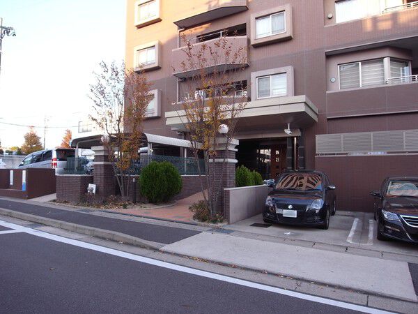 【ロイヤルアーク上社】エントランス 【ロイヤルアーク上社】エントランス