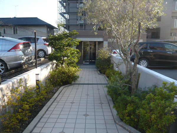 【サンマンションアトレ植田東】アプローチ