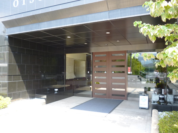 【ロータリーマンション大津京レアール】エントランス前2
