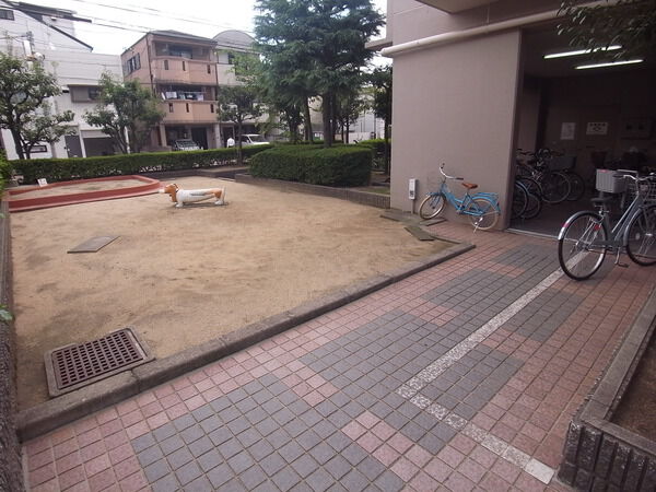 【メゾンドヴィル今福】敷地内