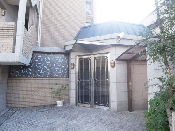 【ベルレーヴ北畠】エントランス前 【ベルレーヴ北畠】エントランス前