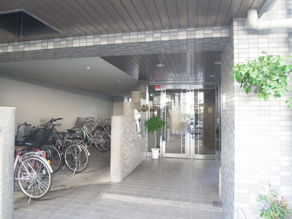 【エスリード文の里】エントランス前 【エスリード文の里】エントランス前