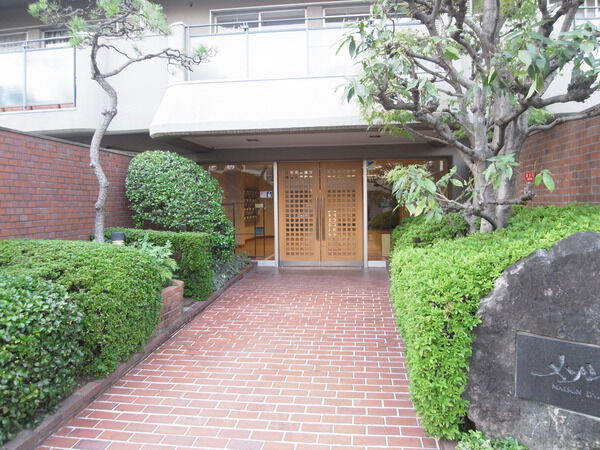 【メゾンドール帝塚山】エントランス前