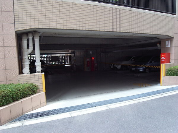 【プレステージ新大阪】駐車場入口 【プレステージ新大阪】駐車場入口