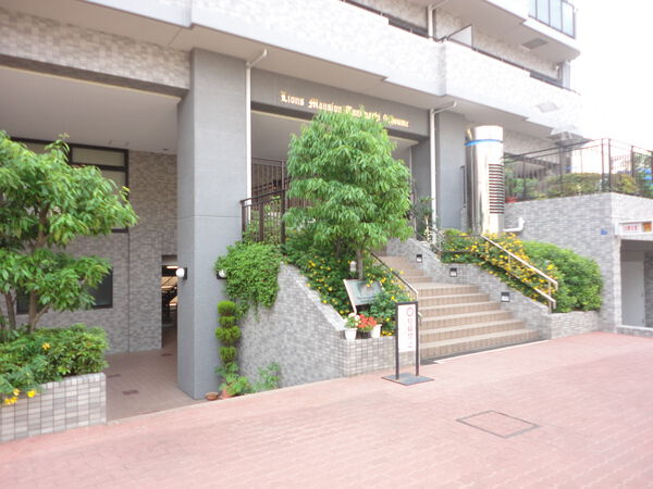 【ライオンズマンション谷町九丁目】エントランスアプローチ