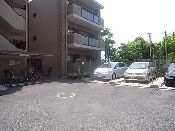 【ステイツ豊中西緑丘】駐車場
