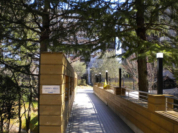 【ガーデンヒルズ千里中央】アプローチ