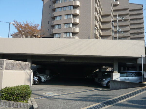 【ジオ緑地公園ヒルサイドテラス】駐車場