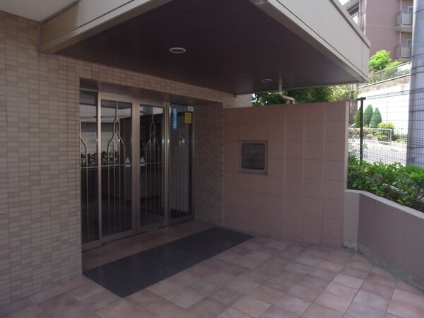 【ジオ池田五月丘アネックス】エントランス