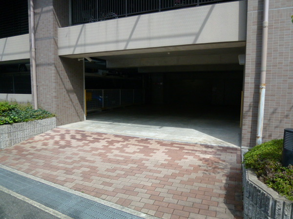 【アールヴェール緑地公園】駐車場入口