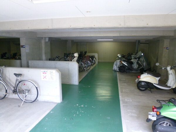 【アールヴェール緑地公園】駐輪場