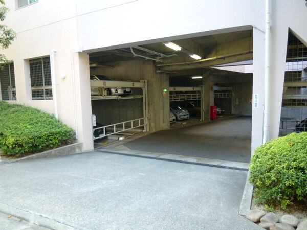 【東急ドエルアルス緑地公園】駐車場入口 【東急ドエルアルス緑地公園】駐車場入口