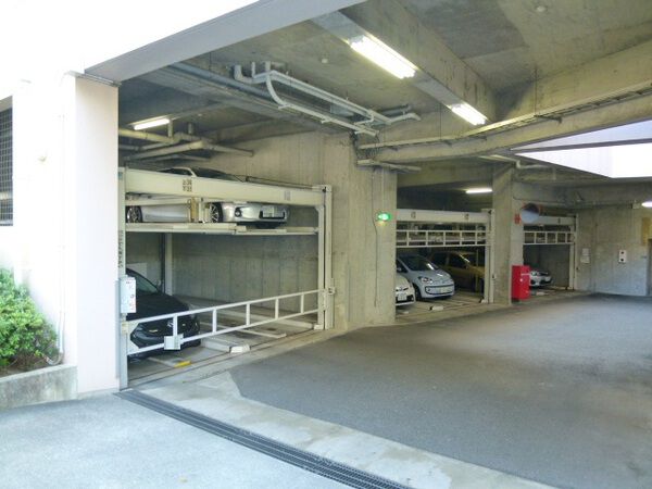 【東急ドエルアルス緑地公園】駐車場 【東急ドエルアルス緑地公園】駐車場