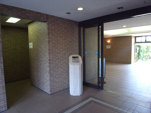 【ヴィルヌーブ緑地公園ノースヒル】エントランス