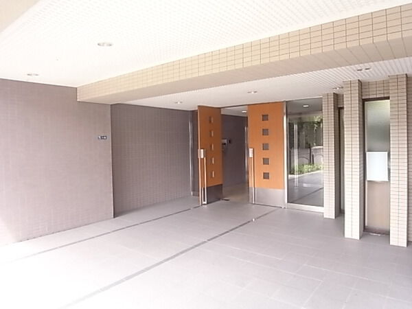 【ステイツ千里津雲台】エントランス