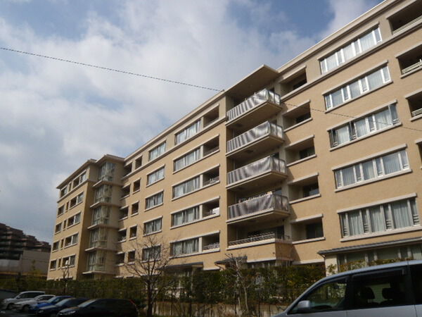 【グランドメゾン北千里古江台】外観