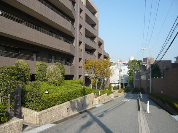 【ステイツ桃山台レジデンス】敷地全面道路