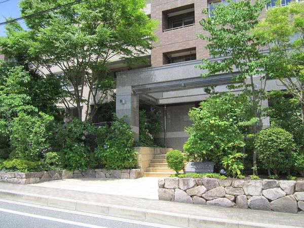 【グランドメゾン茨木北春日丘】建物外観