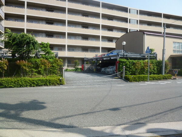 【甲陽園アーバンライフサウスヒルズ】駐車場入り口