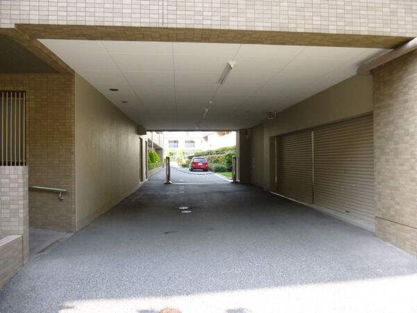 【パラッシオ夙川公園】駐車場入口 【パラッシオ夙川公園】駐車場入口