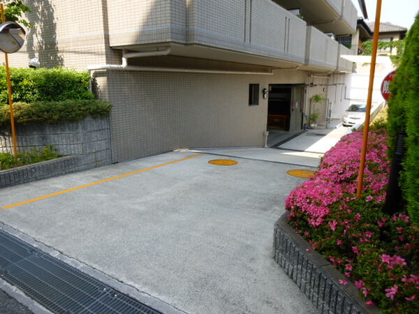 【ディオレ夙川公園】駐車場入口
