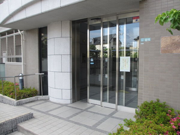 【ディオレ甲子園四番町】エントランス前