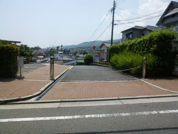 【ファミール甲陽園】駐車場入り口