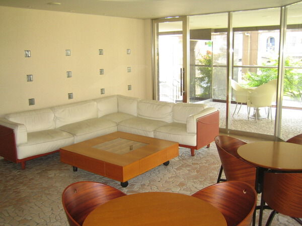 【ライオンズマンション苦楽園】エントランス横のロビー 【ライオンズマンション苦楽園】エントランス横のロビー