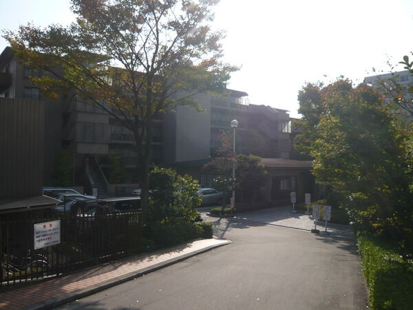 【苦楽園ヒルズ】マンション出入口へのアプローチ